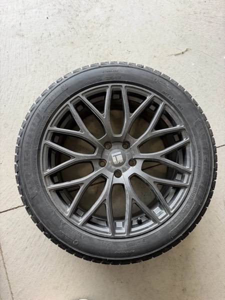 Second view of the same winter tire and mesh-spoke alloy wheel